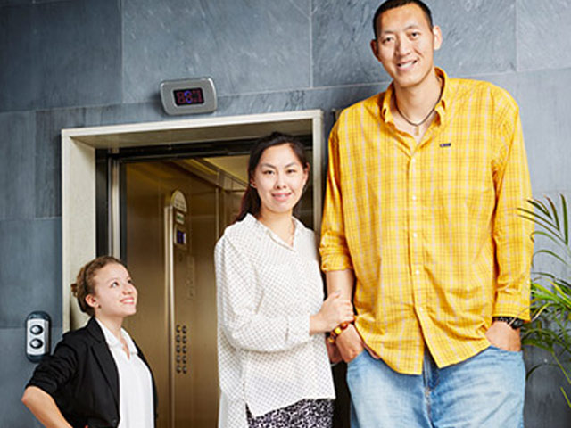 Phi thường - kỳ quặc - Cặp vợ chồng "khổng lồ" Trung Quốc lập kỷ lục thế giới