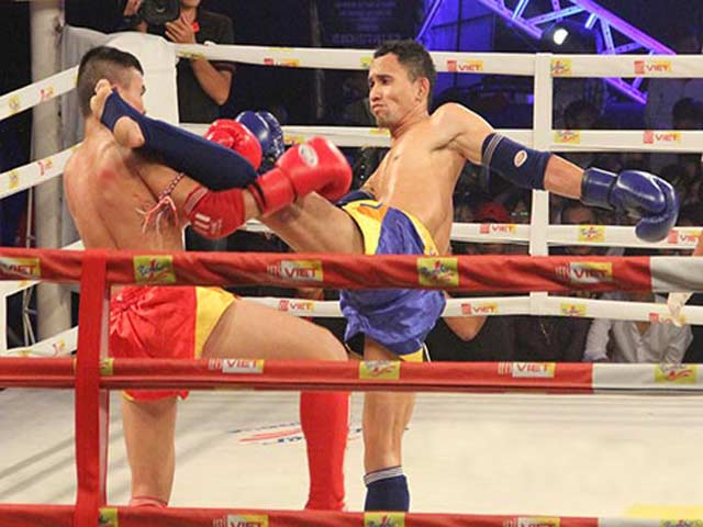 Thể thao - Bị đánh văng khỏi đài, cao thủ Việt vẫn hạ võ sỹ "Tây"