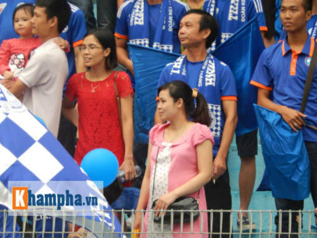 Bóng đá - Fan “vác “bụng bầu đi cổ vũ Than Quảng Ninh