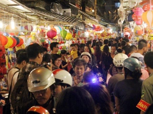 Tin tức trong ngày - Ảnh: Hàng nghìn người "nêm" cứng phố lồng đèn TP.HCM