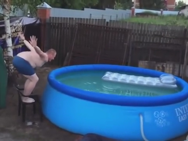 Cười 24h - Video: Cái kết cực nhọ cho anh chàng tắm bể