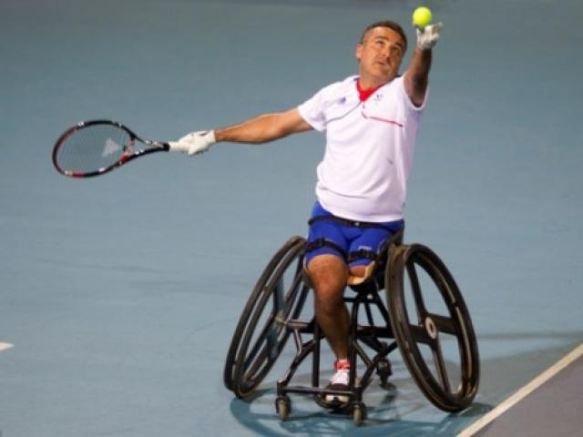 Thể thao - Thú vị: Djokovic ngồi xe lăn đánh tennis học "bí kíp"