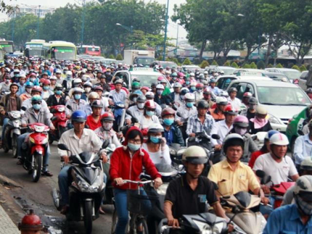 Tin tức trong ngày - TP.HCM: “Biển người” xếp hàng dài trên đường ngày đầu tuần