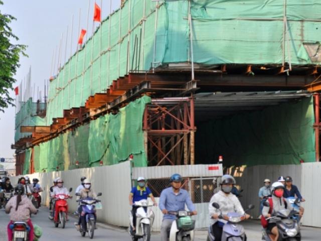 Tin tức trong ngày - Ảnh: Ngày đầu dỡ rào chắn "lô cốt" gây tắc đường ở HN