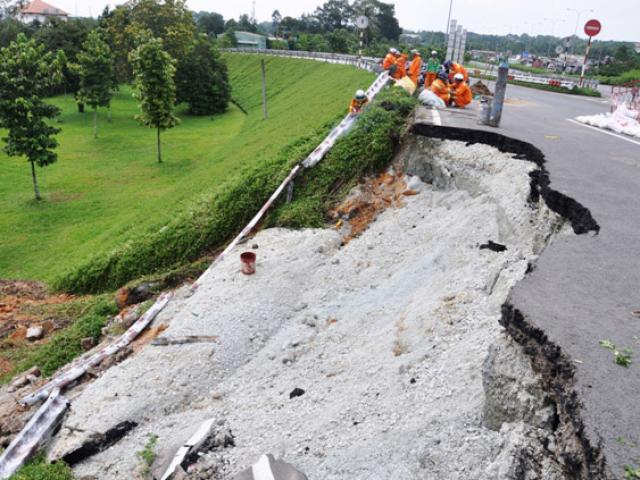 Tin tức trong ngày - TPHCM: Cầu vượt Thủ Đức bị phong tỏa vì sạt lở mố cầu