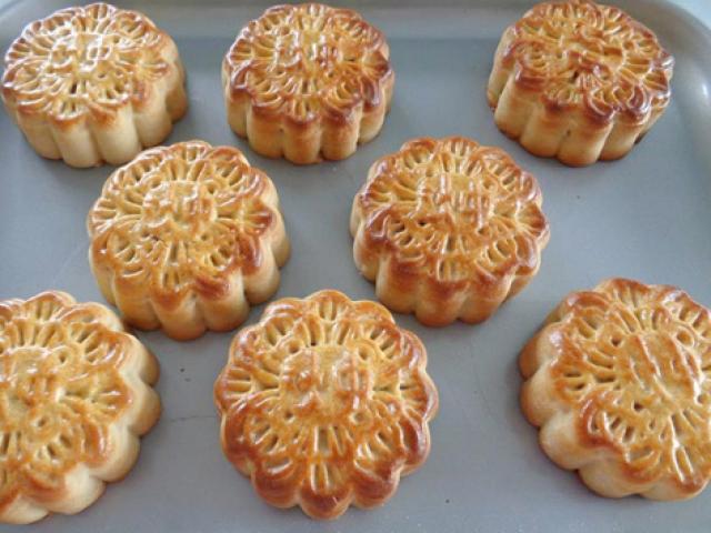 Ẩm thực - Cách làm bánh Trung thu nướng nhân đậu xanh mứt bí