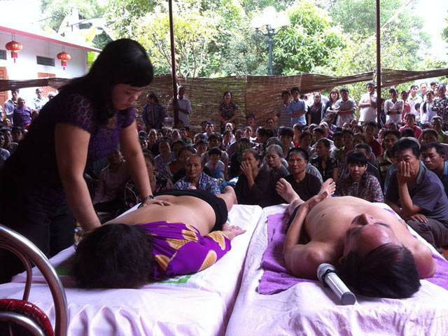 Tin tức trong ngày - Trị bệnh bằng giẫm đạp: "Khỏi hay không là việc của người ta"