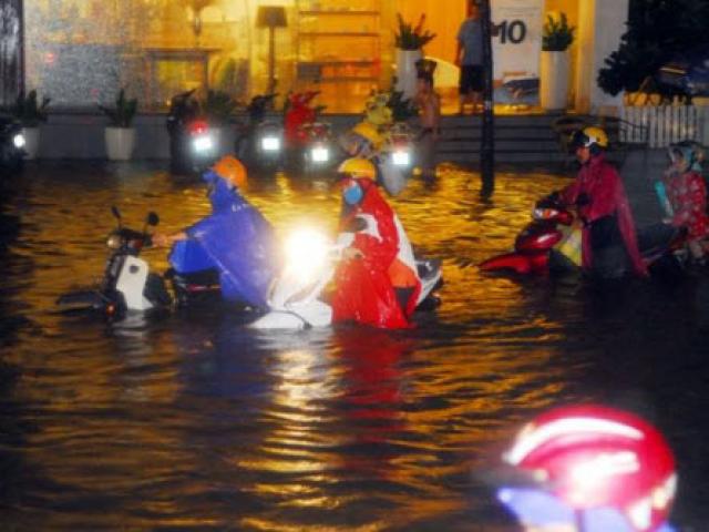 Video An ninh - Người và xe "bơi" trên phố sau mưa lớn ở TP.HCM