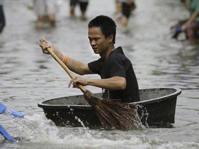 Cười 24h - Làm thế nào để "tồn tại" trong mùa nước ngập?
