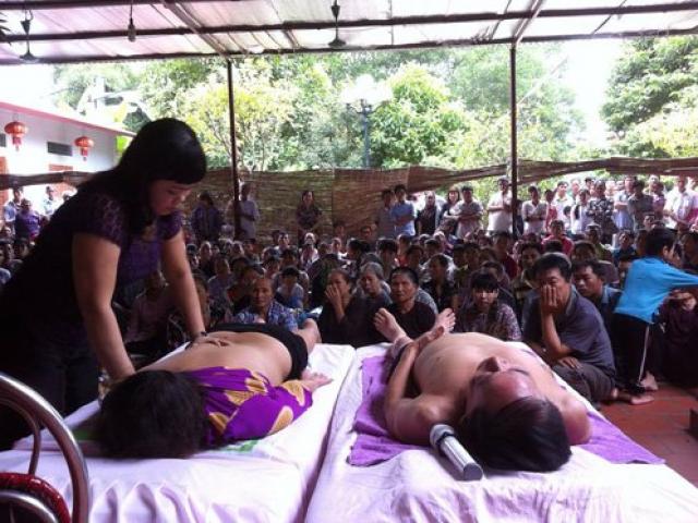 Tin tức trong ngày - Bộ Y tế yêu cầu xác minh vụ "cô" Phú giẫm chân chữa bệnh