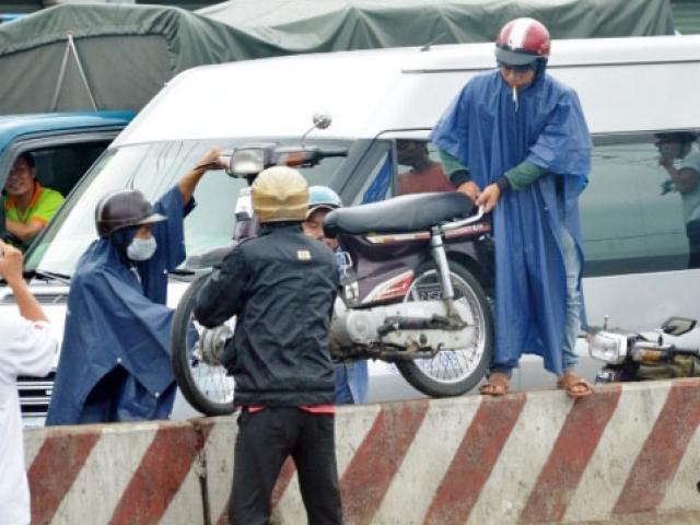 Tin tức Việt Nam - TP.HCM: Ùn tắc 5km, dân bê xe qua dải phân cách thoát thân