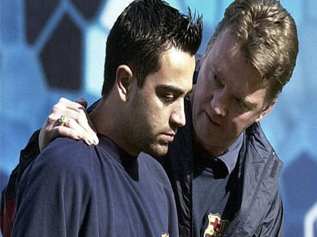 Bóng đá Tây Ban Nha - Xavi tiết lộ cách đối xử cầu thủ "hai mặt" của Van Gaal