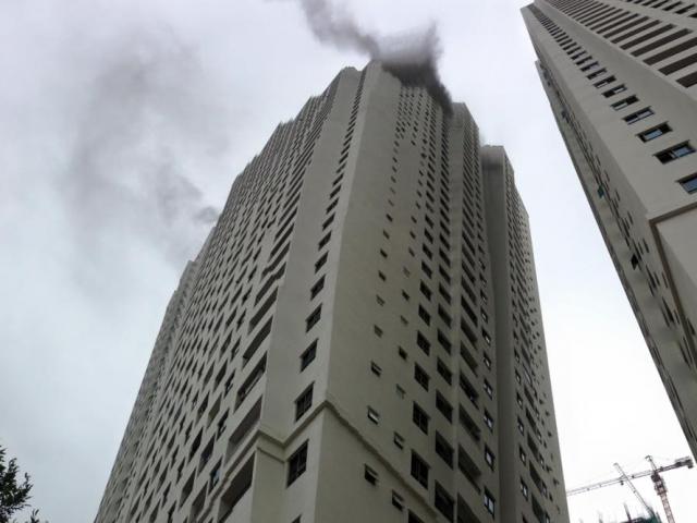 Tin tức trong ngày - Hà Nội: Cháy chung cư Linh Đàm, 2 người ngạt khói