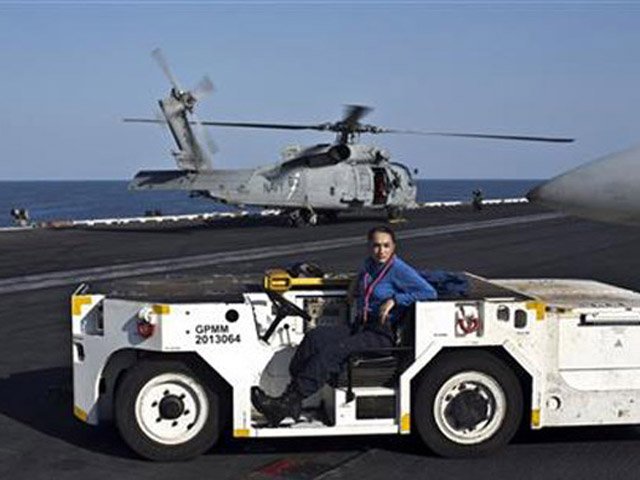 Tin tức trong ngày - Đột nhập tàu sân bay chống IS của Mỹ