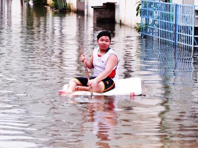 Tin tức trong ngày - Hơn 20 giờ sau trận mưa lịch sử, người TPHCM vẫn “bơi”