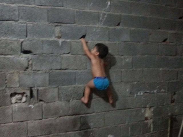 Thể thao - Choáng với tài nhào lộn của "Người nhện" 2 tuổi