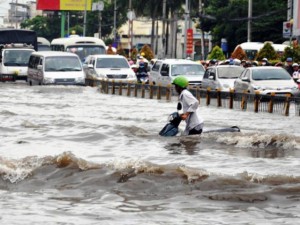 Tin tức trong ngày - Ảnh: Người TP.HCM vượt sóng cuồn cuộn giữa phố để đi làm