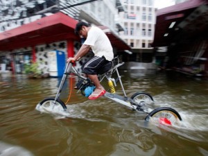 Tin tức trong ngày - Dân Thái Lan chế phương tiện sống chung với ngập lụt