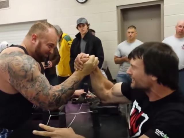 Thể thao - Thi vật tay: "Thần Thor" Ai Len thua "Gã tí hon"