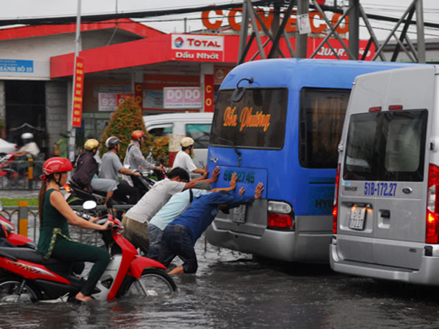Tin tức trong ngày - Nghề “độc” mùa đường ngập