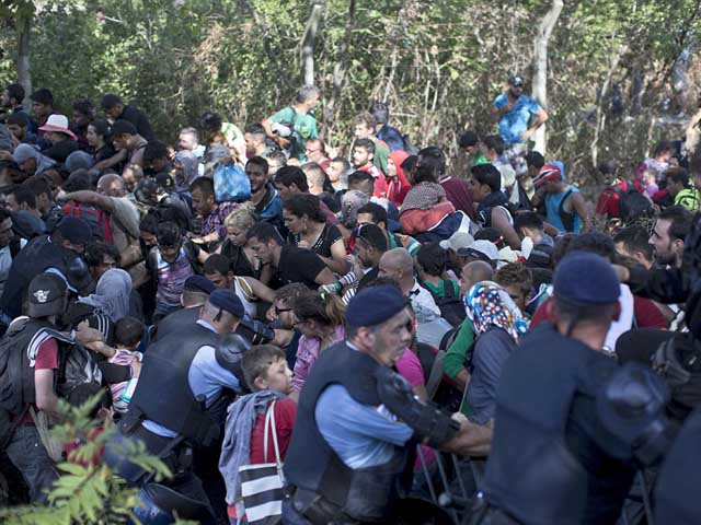 Tin tức trong ngày - Đám đông di dân giận dữ phá vỡ hàng rào cảnh sát