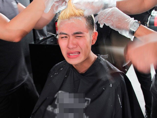 Người mẫu - Hoa hậu - Thí sinh Người mẫu Việt Nam mếu máo vì bị ép "lột xác"