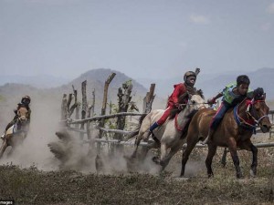 Tin tức trong ngày - Rùng mình xem trẻ lên 5 ở Indonesia trổ tài đua ngựa