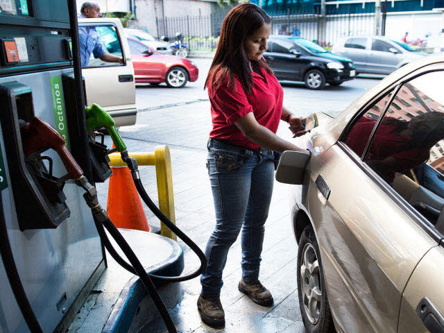 Tin tức trong ngày - Quốc gia có giá xăng chưa tới 500 đồng/lít