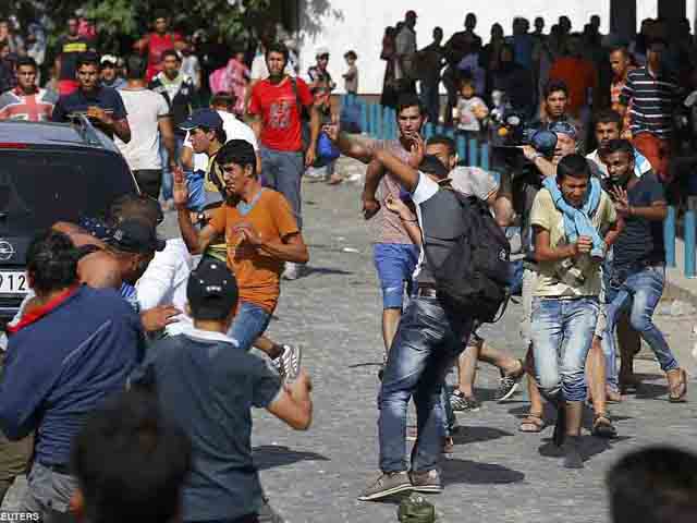 Tin tức trong ngày - Di dân Syria, Afghanistan ẩu đả đẫm máu, tranh nhau lên tàu