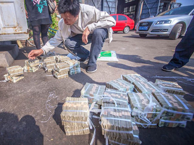 Tin tức trong ngày - TQ: Tông chết người, hãng xe buýt bồi thường 10kg tiền lẻ