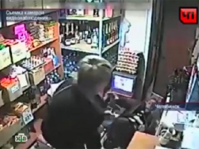 Thể thao - Bà lão tạp hóa đấm gục cựu võ sĩ quyền Anh