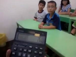 Tin tức trong ngày - Video: Cậu bé tính nhẩm siêu nhanh và chính xác