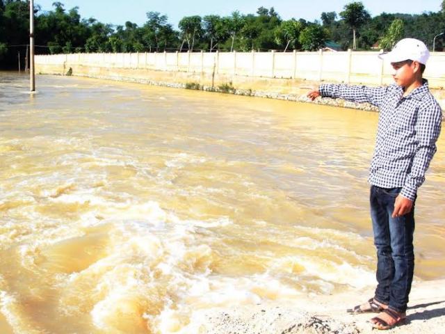 Tin tức trong ngày - Trải lòng của cậu học trò lao xuống lũ dữ cứu cô giáo