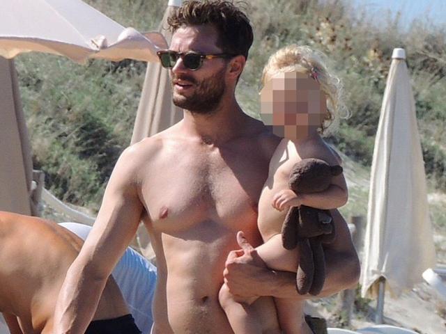 Phim - Tài tử "50 sắc thái" khoe cơ bắp trên biển