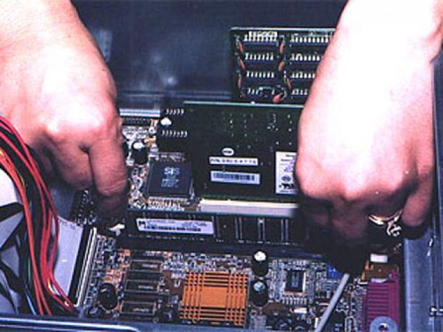 Pháp luật - Trộm đột nhập UBND huyện, "gom" hơn chục bộ máy tính