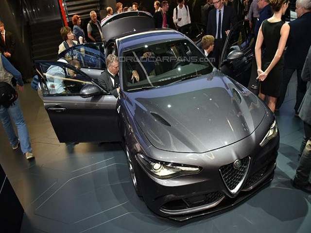 Ô tô - Xe máy - Ngắm chiếc Alfa Romeo Giulia Quadrifoglio "xúng xính" sắc màu
