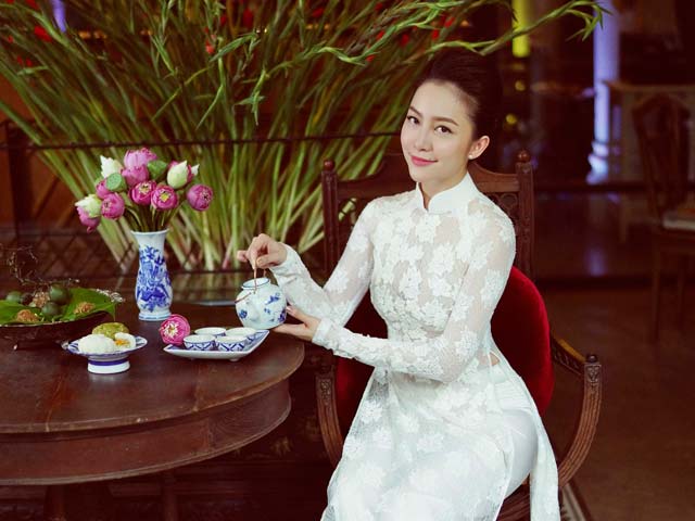 Phim - "Chim công làng múa" Linh Nga đẹp thanh thoát với áo dài