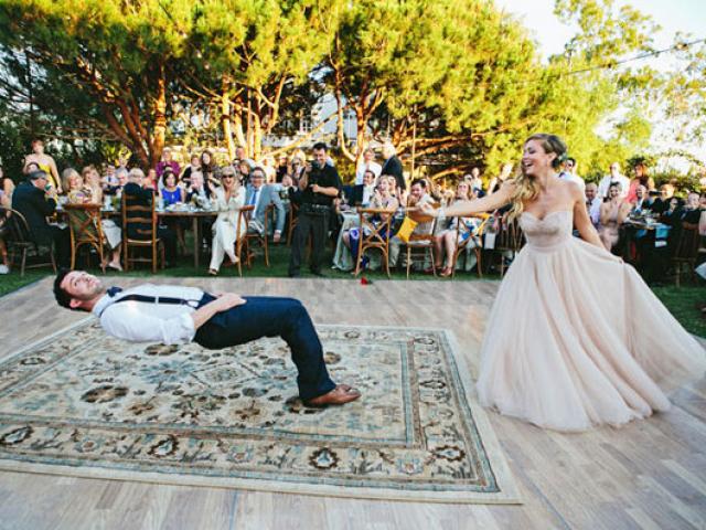 Bạn trẻ - Cuộc sống - Clip: Cô dâu "phù phép" khiến chú rể nằm lơ lửng