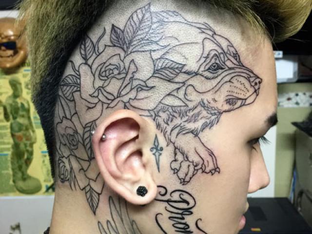 Bạn trẻ - Cuộc sống - 9x bất chấp nguy hiểm xăm hình chú chó lên đầu