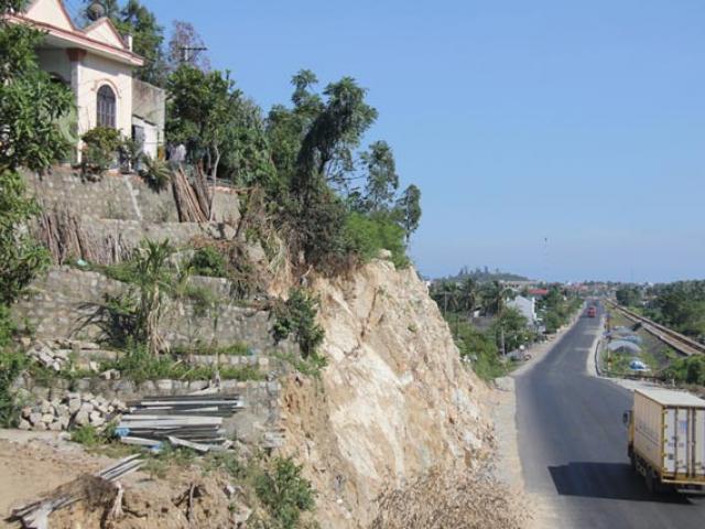 Tin tức trong ngày - Hàng loạt nhà bỗng "cheo leo triền núi" sau mở rộng quốc lộ