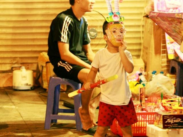 Sức khỏe đời sống - Trẻ khó thở, mẩn ngứa vì mặt nạ đồ chơi giá rẻ