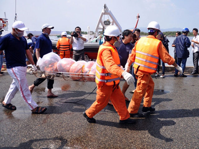 Tin tức trong ngày - Nổ tàu cá ở Vũng Tàu: Tìm thấy thi thể thuyền viên cuối cùng