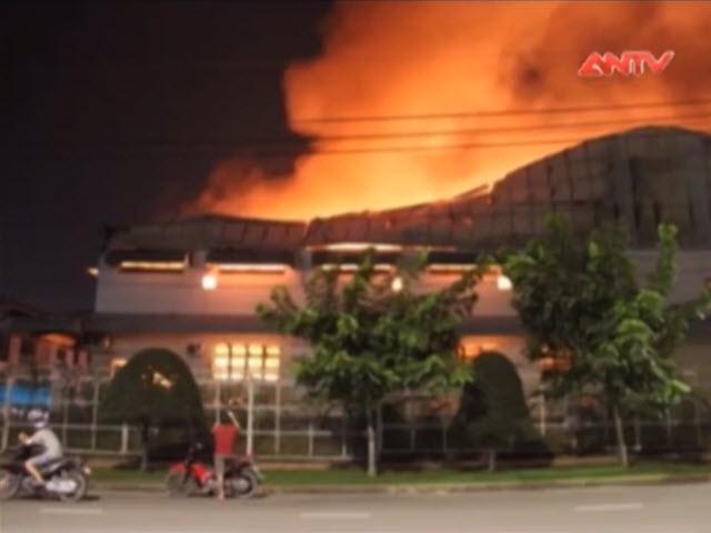 Video An ninh - Cháy lớn ở Đồng Nai, 3.000m2 nhà xưởng bị thiêu rụi