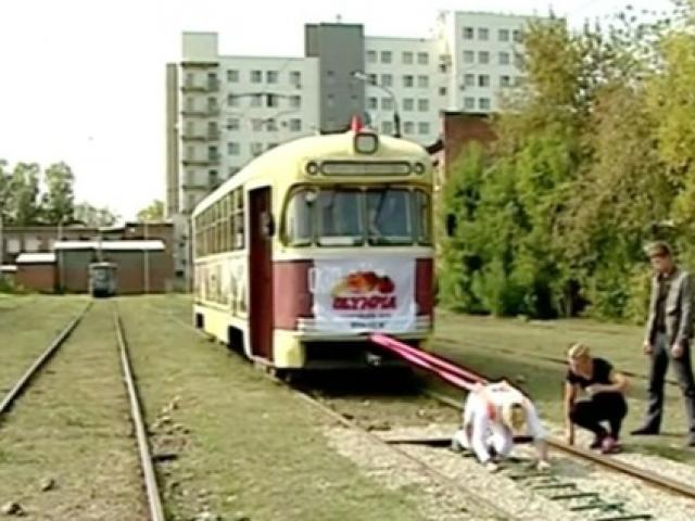 Môn thể thao khác - "Nữ thần sức mạnh Nga" kéo xe điện 17 tấn