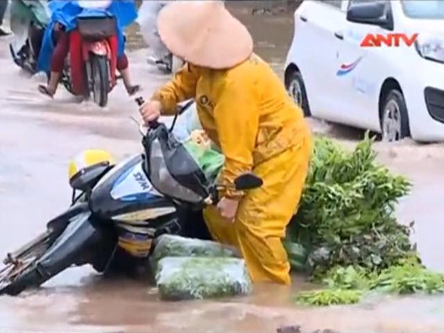 Video An ninh - Clip: Người Hà Nội bơi trên đường