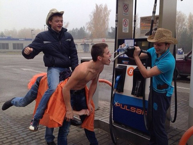 Cười 24h - Những quý ông khiến chị em chạy... mất dép