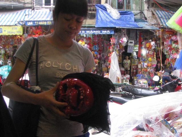 Tin tức trong ngày - Trung thu: Đeo mặt nạ quỷ, mặc áo phù thủy, trẻ dễ vô cảm?