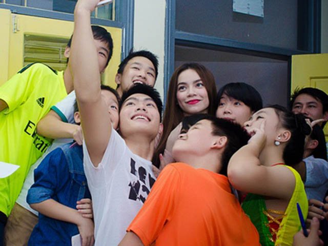 Người mẫu - Hoa hậu - Hồ Ngọc Hà giản dị, thân thiện với hàng trăm em nhỏ