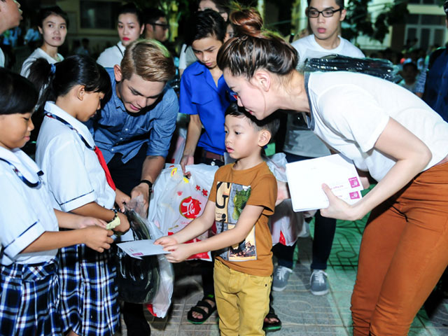 Người mẫu - Hoa hậu - Bé Subeo chững chạc bên mẹ Hồ Ngọc Hà