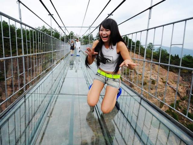 “Toát mồ hôi“ với cây cầu bằng kính cao nhất thế giới